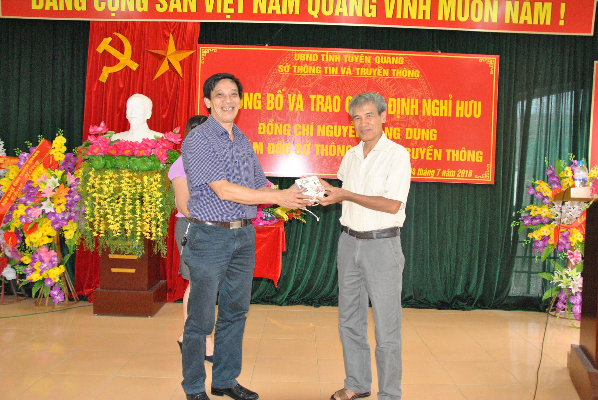 Đồng chí Lê Quang Ninh - Giám đốc Sở tặng quà cho đồng chí Nguyễn Đăng Dung