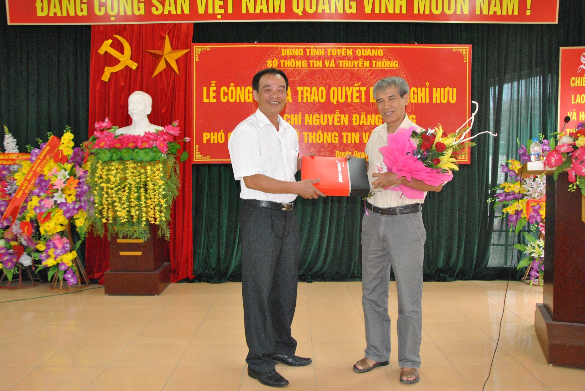 Đồng chí Vũ Tuấn - Phó Giám đốc Sở, Chủ tịch Công đoàn sở tặng quà cho đồng chí Nguyễn Đăng Dung