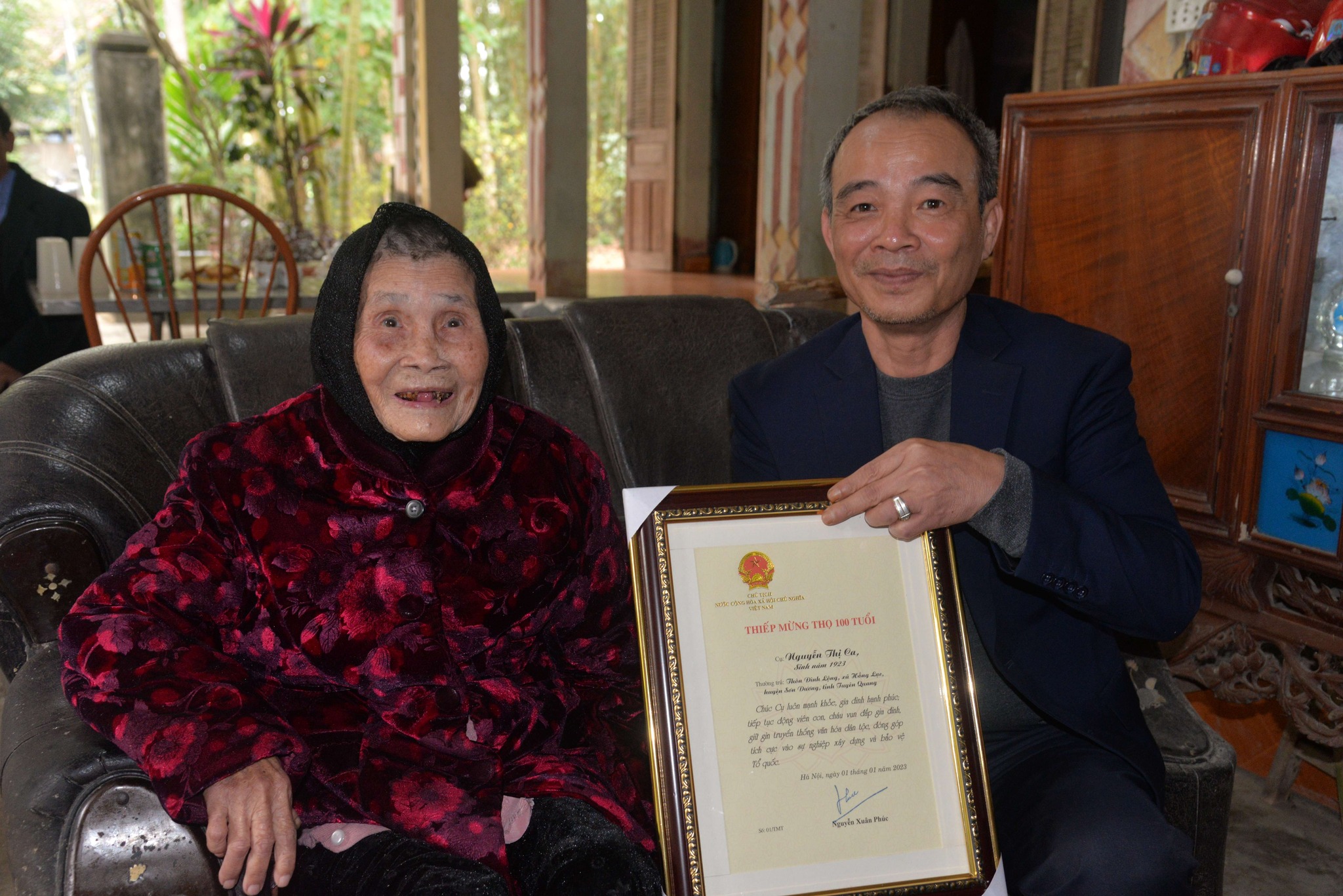 Lãnh đạo Sở Thông tin và Truyền thông Trao thiếp mừng thọ 100 tuổi của Chủ tịch nước cho các cụ tròn 100 tuổi tại huyện Sơn Dương