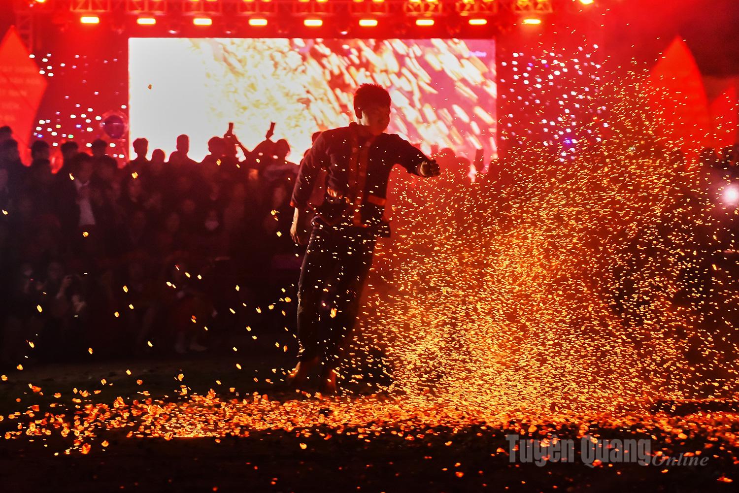 Nghi lễ Nhảy lửa của người Pà Thẻn ở xã Tân Trịnh, tỉnh Tuyên Quang đã đem đến cho người xem những khoảnh khắc đầy huyền bí. Nghi lễ thể hiện niềm tin vào thần linh, sức mạnh cộng đồng, cầu bình an, mùa màng tốt lành và khát vọng chiến thắng của người Pà Thẻn.