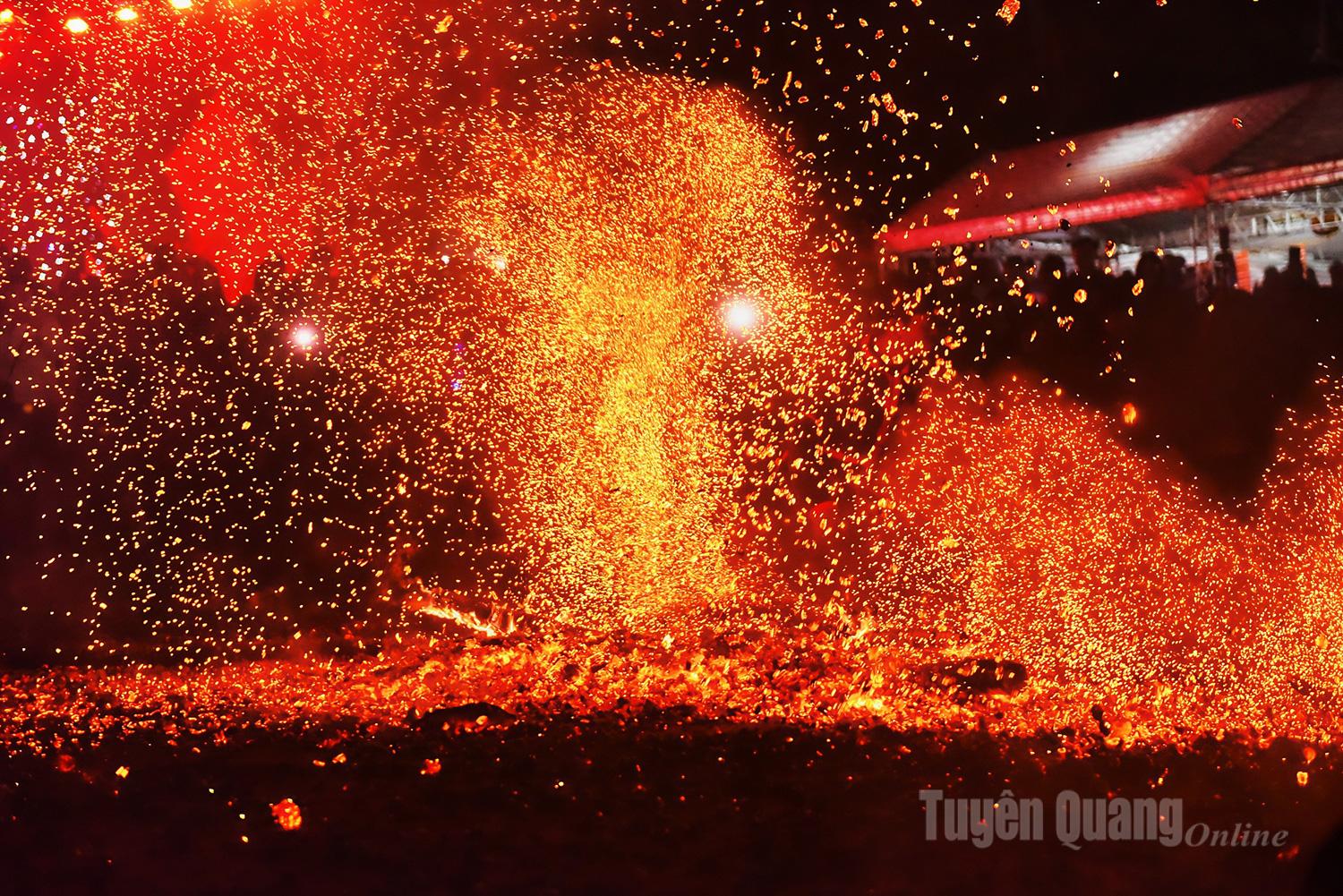 Nghi lễ Nhảy lửa của người Pà Thẻn ở xã Tân Trịnh, tỉnh Tuyên Quang đã đem đến cho người xem những khoảnh khắc đầy huyền bí. Nghi lễ thể hiện niềm tin vào thần linh, sức mạnh cộng đồng, cầu bình an, mùa màng tốt lành và khát vọng chiến thắng của người Pà Thẻn.